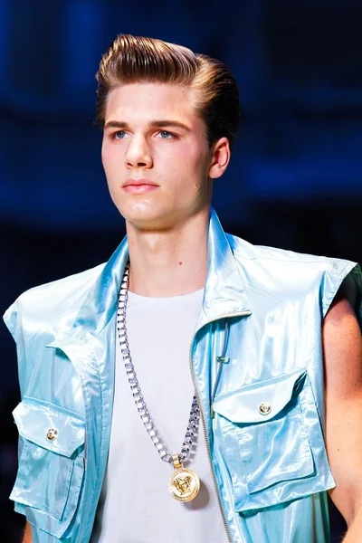 Look 25